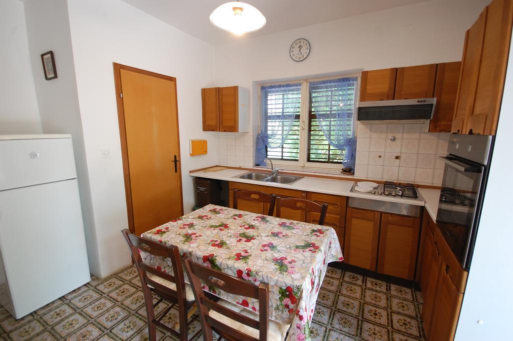 Apartment Mladan By El-Pi Tours Njivice Extérieur photo