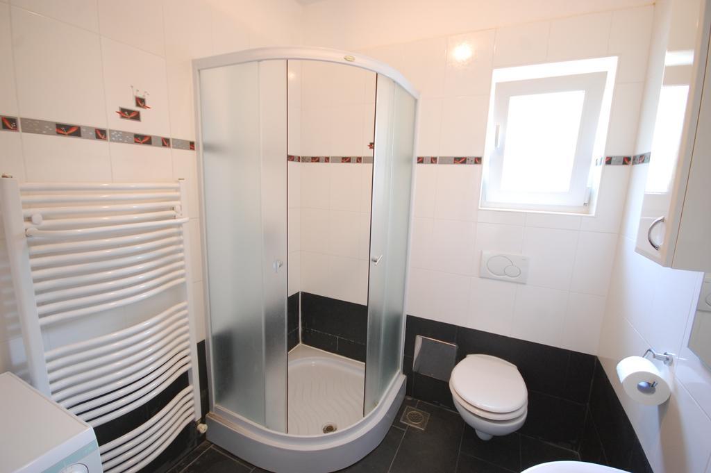 Apartment Mladan By El-Pi Tours Njivice Extérieur photo